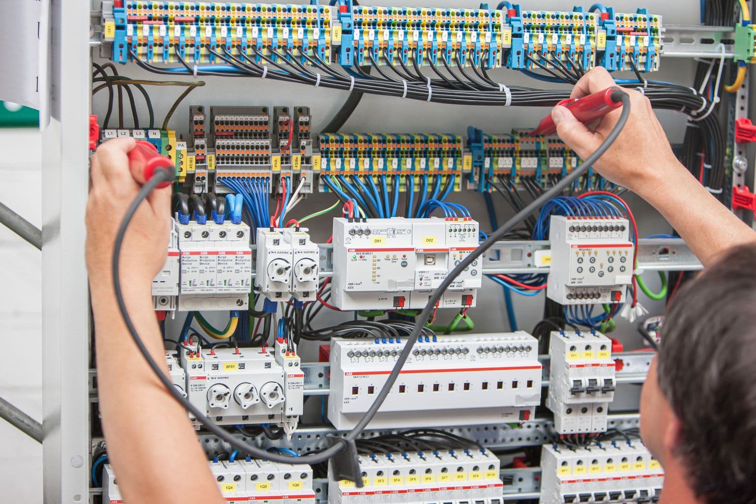 Die Bedeutung der Prüfung ortsfester elektrischer Anlagen in industriellen Umgebungen