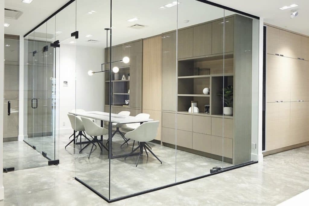 Studio 30: Individuelle Glastrennwände und Raumteiler für ein transparentes und modernes Arbeitsumfeld