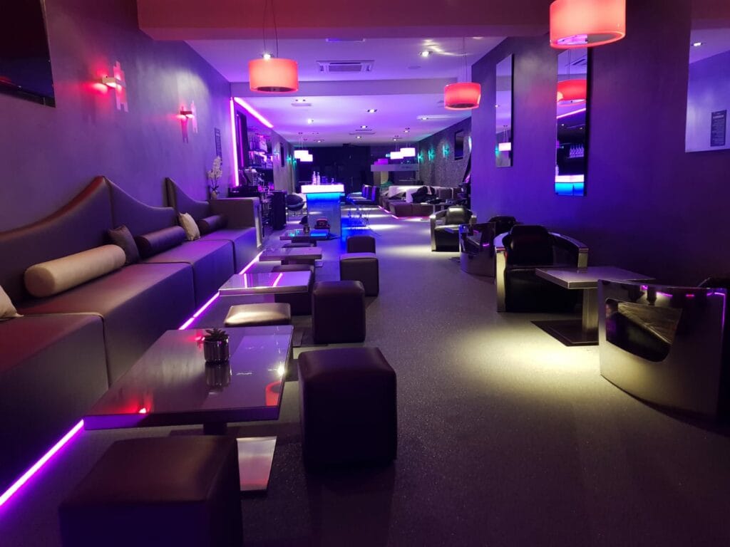 Shisha Bar: Der ultimative Ort für Shisha-Liebhaber – Tauchen Sie ein in eine Welt des luxuriösen Genusses mit einer handverlesenen Auswahl an Tabaken und kreativen, alkoholfreien Getränken.