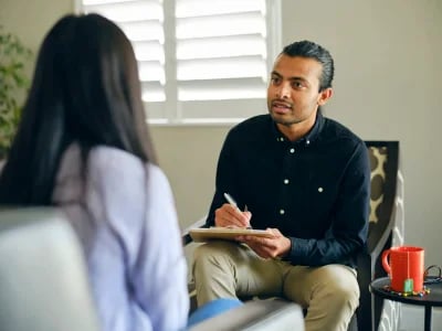 Ganzheitliche Psychotherapie Rosenheim: Empathie und Konfrontation im Gleichgewicht