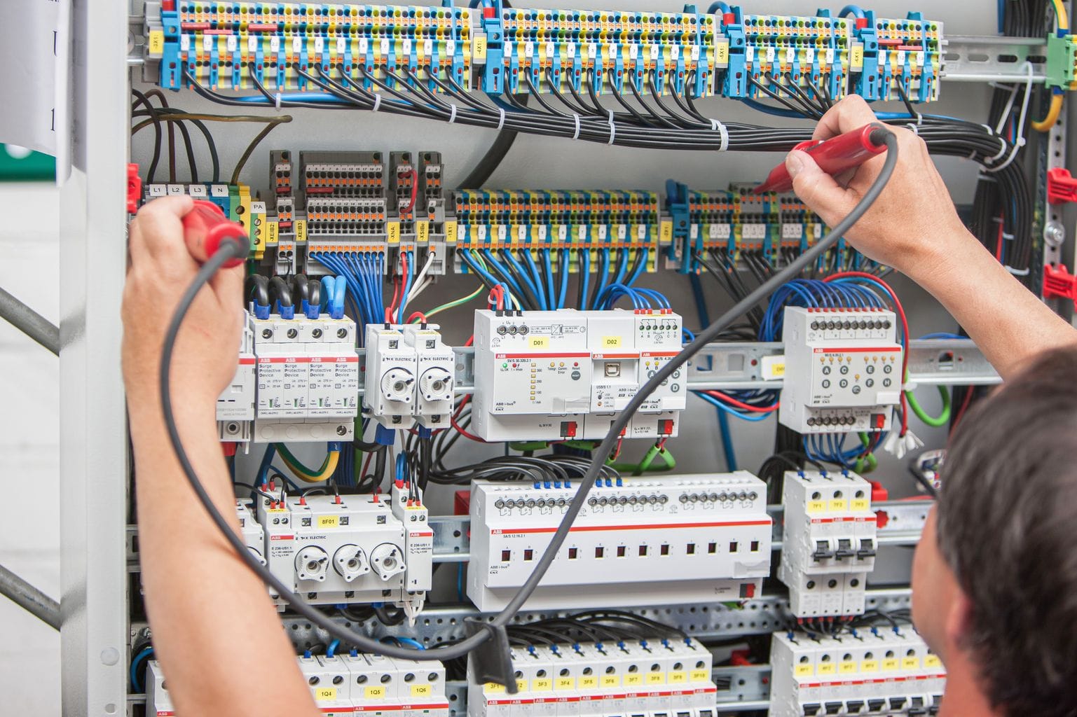 Die Bedeutung der Prüfung ortsfester elektrischer Anlagen in industriellen Umgebungen