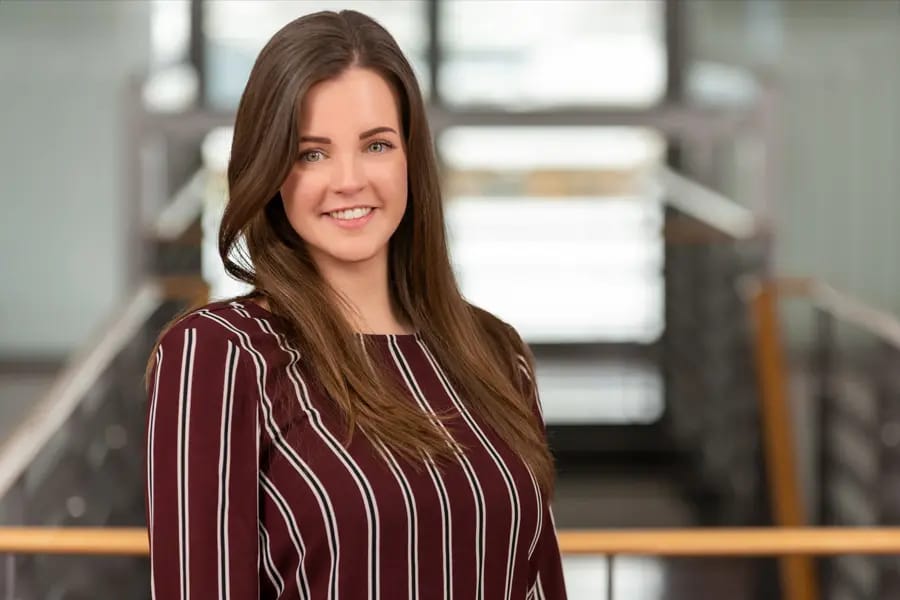 Bewerbungsfoto Frauen: Welche Kleidung und Frisur Passt?