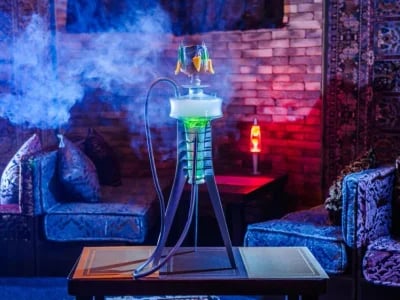 Shisha Bar: Der ultimative Ort für Shisha-Liebhaber – Tauchen Sie ein in eine Welt des luxuriösen Genusses mit einer handverlesenen Auswahl an Tabaken und kreativen, alkoholfreien Getränken.