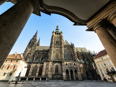 Von den Anfängen bis zur Gotik: Die Burgkirche in Ingelheim im historischen Überblick