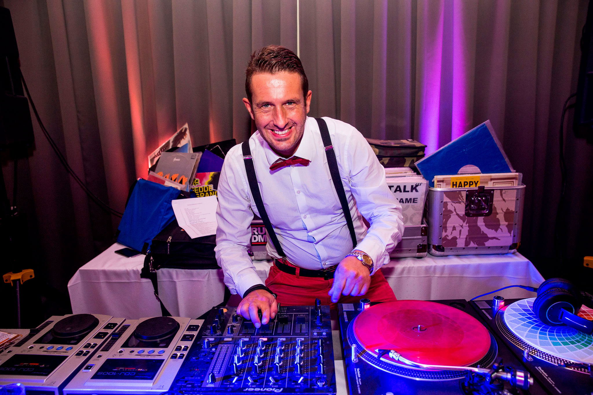 Die Melodie der Liebe umarmen: Die Essenz der Wedding DJ Chronicles enthüllen