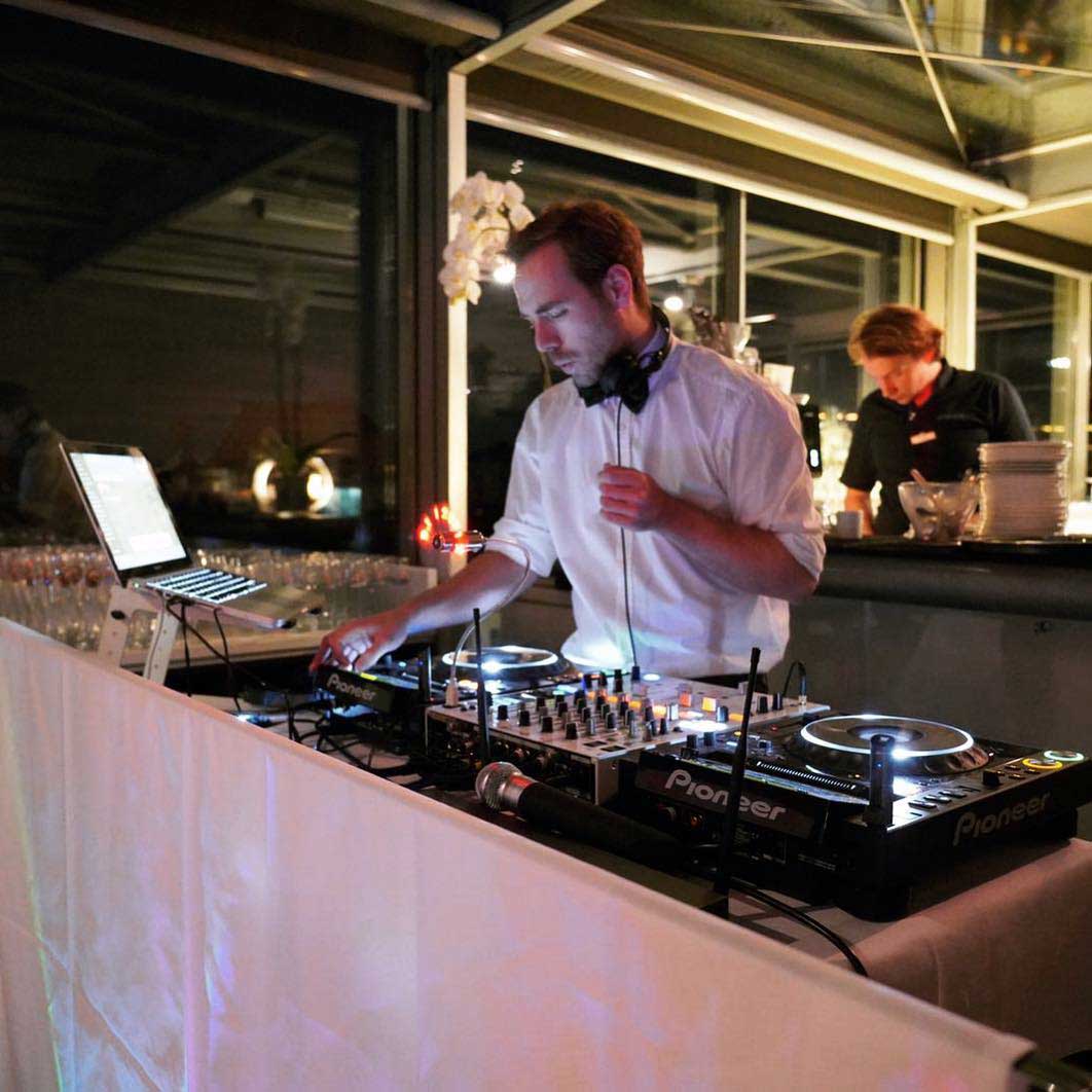 DJ München mit 5 Sterne Bewertung – Dein perfekter Sound für Events mit WOW Effekt