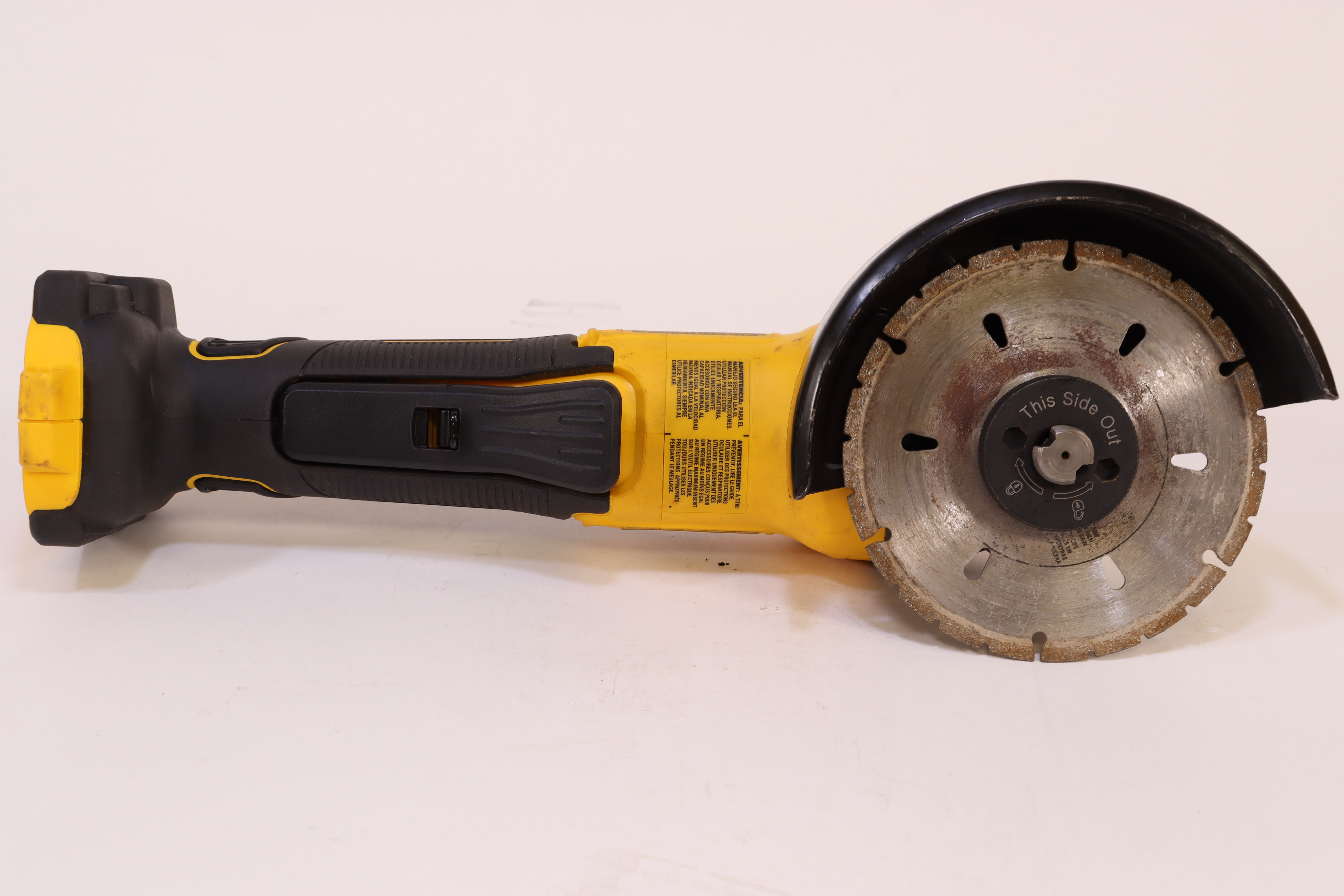 Warum einen Dewalt Händler in der Nähe für Ihre Werkstattausrüstung wählen?