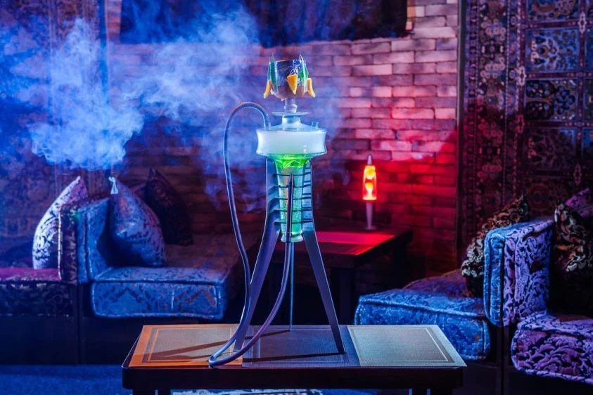 Shisha Bar: Der ultimative Ort für Shisha-Liebhaber – Tauchen Sie ein in eine Welt des luxuriösen Genusses mit einer handverlesenen Auswahl an Tabaken und kreativen, alkoholfreien Getränken.