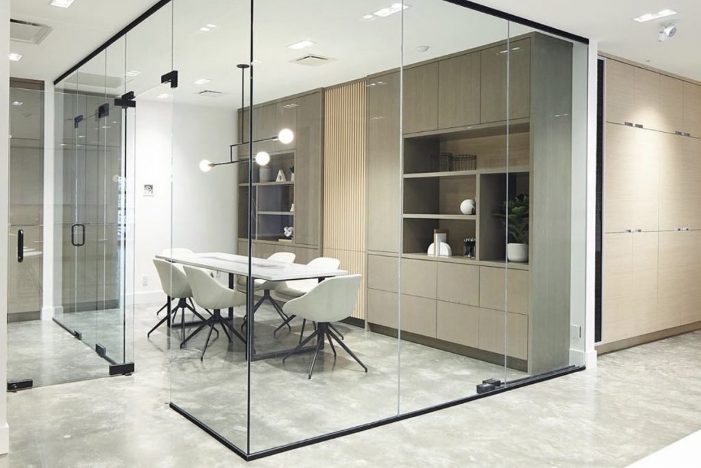 Studio 30: Individuelle Glastrennwände und Raumteiler für ein transparentes und modernes Arbeitsumfeld