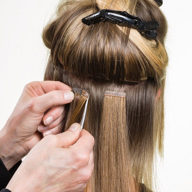 Einfach schön: Tape Extensions für die unkomplizierte Haarpflege