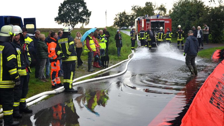 32617126-die-strasse-im-hufeisen-in-einecke-ist-regelmaessig-ein-brennpunkt-bei-starkregenereignissen-jetzt-wurde-eine-mobile-wassersperre-getestet-3Gea