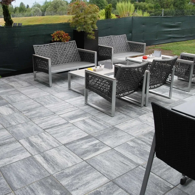 Sitzterrasse-mit-Gehwegplatte-Vesuv-Betonplatte-grau-schattiert-gartenleber
