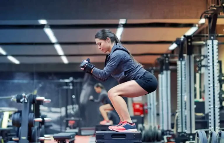 Fitness-Sport-Exercising-And-People-Concept-Woman-Doing-Squats-On-Platform-In-Gym-Woman-Doing-Squats-On-Platform-In-Gym-1024x655