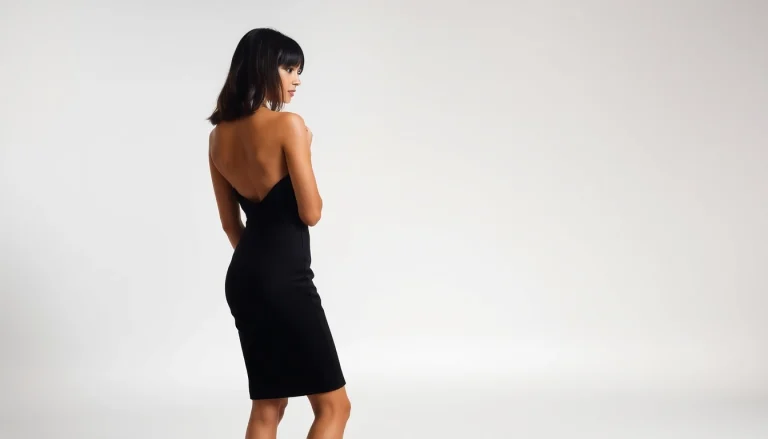 Schwarzes Minikleid mit langem Raffung und eleganten Details für stilvolle Events