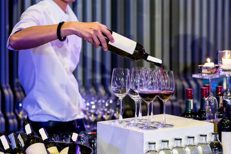 fash-wedding-bartender-pouring-wine-for-guests_pmybdm